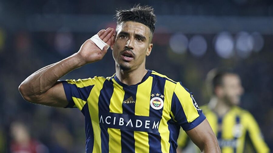 Nabil Dirar, gol sevincini taraftarlarla paylaşıyor...