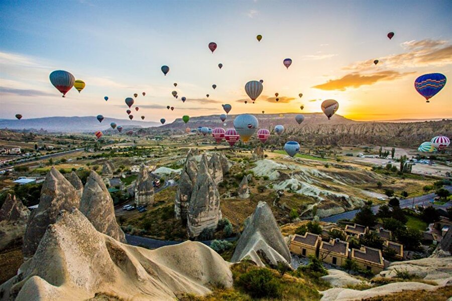 2. Turizm geliri beklentisi 35,2 milyar dolar
Türkiye'de 2018 yılı sonu itibarıyla 39,2 milyon yabancı turist, 32,3 milyar dolar turizm gelirine ulaşılmasının beklendiği bildirildi.
Programda 2019 yılında ise 41,5 milyon turist ve 35,2 milyar dolar turizm gelirine ulaşılacağı öngörüldü.
Programa göre, turizmde yeni dönemde alternatif turizm türlerinin gelişimi desteklenecek.
Turizm sektöründe dönüşümü sağlayacak, sezon süresini ve kişi başına harcamayı artırmayı amaçlayan Turizm Ana Planı'nın hazırlanması için ön çalışmalar başlatılacak, yeni kültür ve turizm koruma ve gelişim bölgeleri ilan edilecek.