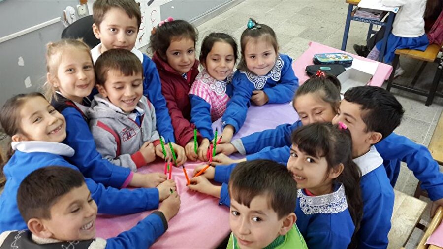 6. Eğitim projeleri
Eğitimin tüm kademelerinde erişimde sağlanan ilerlemelerle birlikte eğitimin kalitesinin artırılmasına yönelik ilave çalışmalar sürdürülecek.
Bu kapsamda, fırsat eşitliği, öğretmen nitelikleri, öğrenme ortamları, müfredat ve kurumsal kapasite önemli politika başlıkları olarak öne çıktı.
Üniversitelerin yeni mekan talepleri, oluşturulması planlanan Yükseköğretim Mekanları Yatırım Karar Destek Sistemi yazılımı üzerinden oluşturulan veriler baz alınarak değerlendirilecek.
Öğretim elemanı açığı, yurt genelinde dengeli dağılım gözetilerek azaltılacak.
