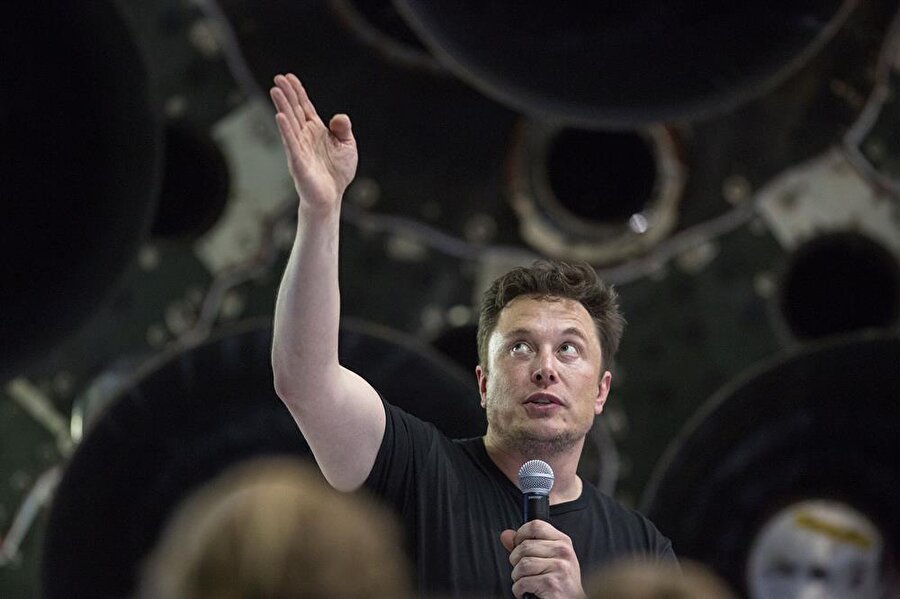 Elon Musk, 'Tesla'nın Geleceği' isimli konferansta 'abartılı' hareketlerle kendini savunuyor.