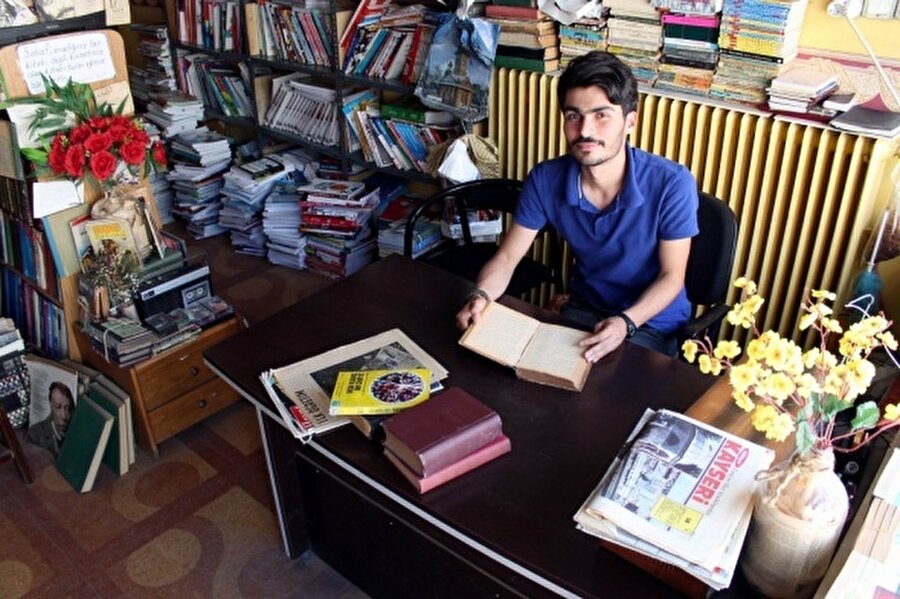 'İkinci el kitapların huzurevi' 
23 yaşındaki Batuhan Yüksel 10 bine yakın kitap, dergi, fotoroman ve ansiklopedinin bulunduğu kitabevinin işletmeciliğini yapıyor ve burayı 'İkinci el kitapların huzurevi' olarak adlandırıyor.