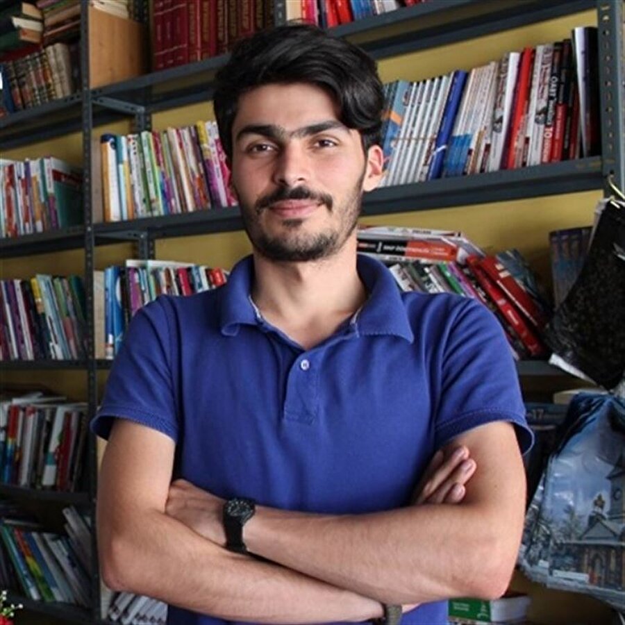 Batuhan Yüksel, 100 yıllık tarihe sahip ikinci el kitapların da bulunduğu kitapçıda hem kendisi okuyor hem de öğrencilere kaynak sağlıyor.