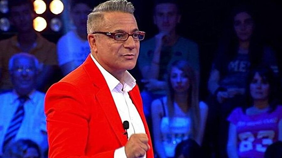 "Acil ve ciddi bir travma"
"4 gün önce yoğun bakımda uyandırıldı ve durumu iyiye doğru gitmeye başladı. Aslında düşme nedeniyle oluşan kaburga kırıkları genellikle çok az kanamaya neden olan kırıklardır, böyle bir damar yaralanması oluşması benim 30 yılda ilk kez gördüğüm bir yaralanmaydı ve hayatı tehdit edecek kadar acil ve ciddi bir travmaydı."