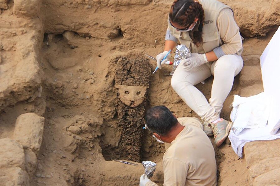 Peru'da, ürkütücü kil maskelere sahip tahta figürlerle dolu bir oda keşfedildi.