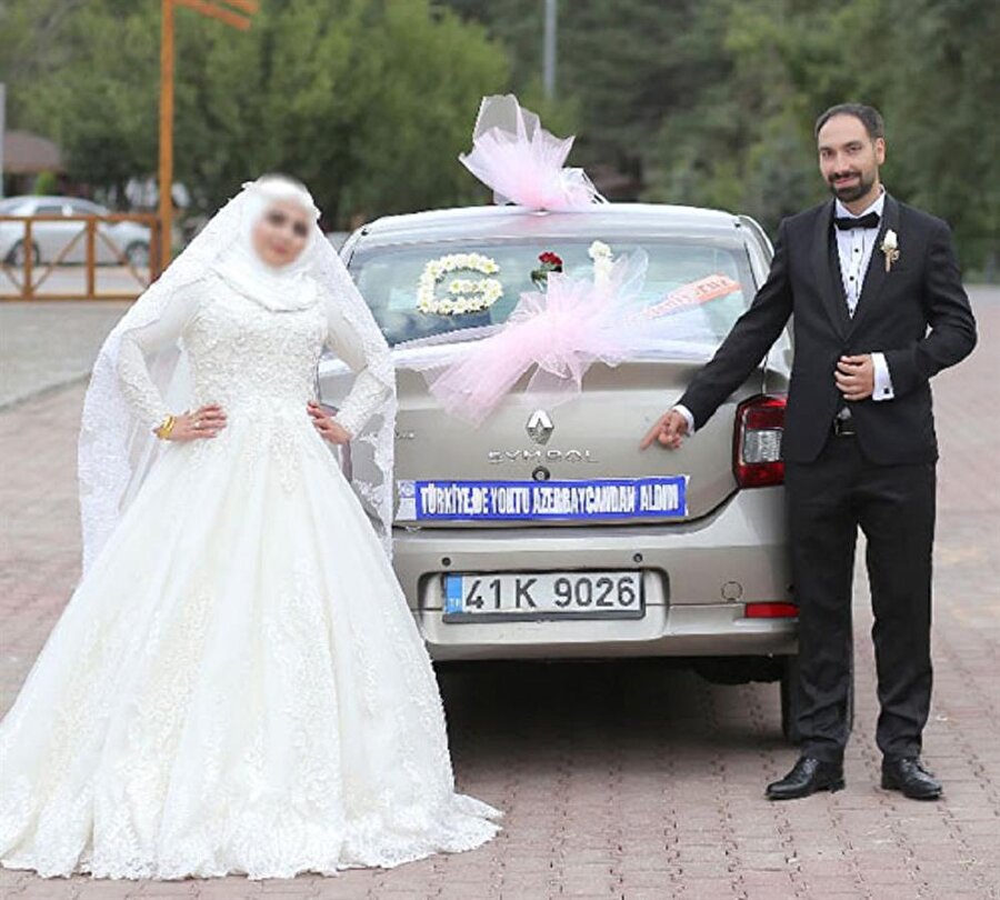 Gelin arabasına 'Türkiye'de yoktu Azerbaycan'dan aldım' yazmıştı.