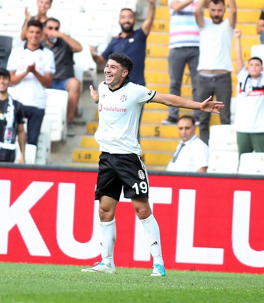 Güven Yalçın, hazırlık karşılaşmasında kaydettiği golün sevinicini yaşıyıor...