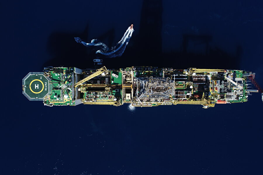 229 metre boyunda
229 metre boyunda olan Fatih, 12 bin 200 metre derinlikte çok yüksek basınç altında deniz sondajı yapabilme becerisine sahip ve aktif konumlanma teknolojisiyle donatıldı. Fatih Sondaj Gemisi'nde, yerli-yabancı uzmanlar görev alırken, Fatih Türk savaş gemilerinin koruması altında faaliyet gösterecek.