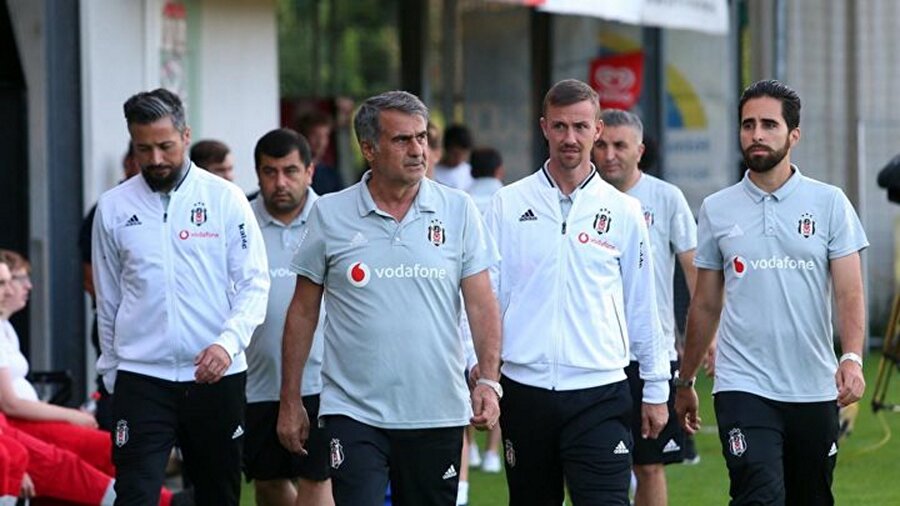 Beşiktaş teknik heyeti antrenman sahasına giriş yapıyor...