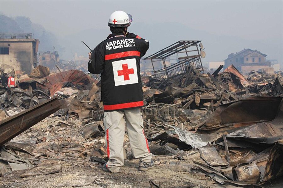 2011 yılında Japonya'da meydana gelen deprem ve tsunamiden sonra bölgeye yardım için giden kızılhaç
üyesi.