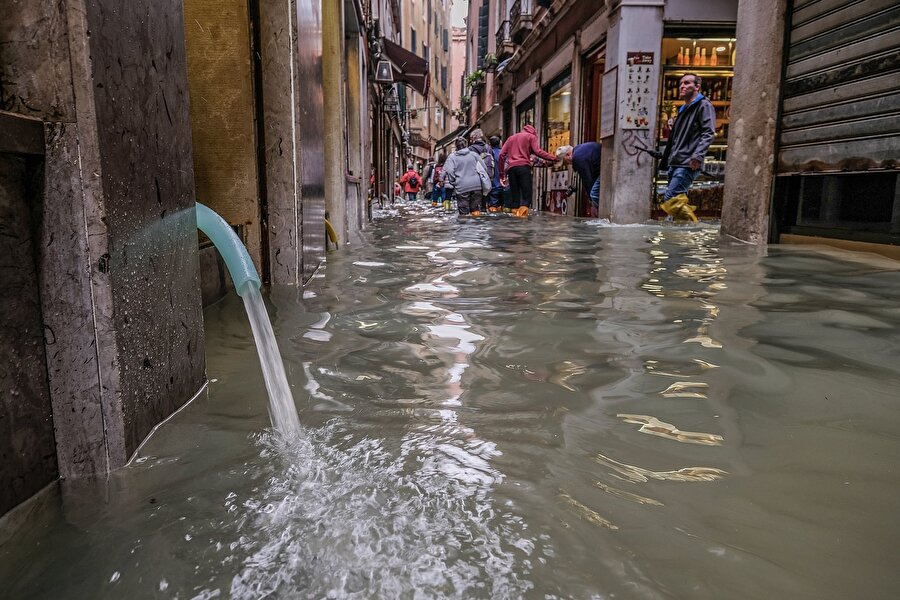 Venedik esnafı elektrikli bir pompa ile  dükkanlarından suyu çekmeye çalışıyor. 

                                    
                                    
                                
                                
