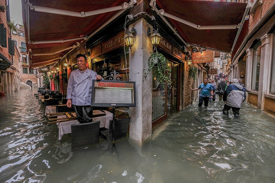 Bir restoran sahibi kara kara sel sularının ne zaman çekileceğini düşünüyor.