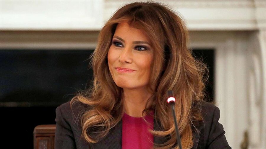 Melania Trump'ın Beyaz Saray'a gelen öğrencilerle çekildiği fotoğraftaki umursamaz kız, sosyal medyayı salladı.