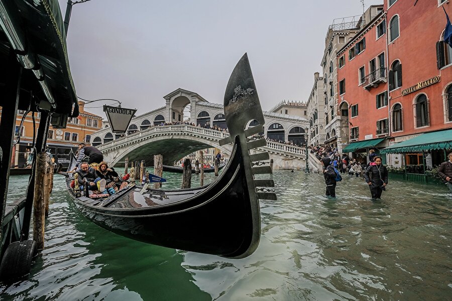 Sel felaketinin yaşandığı şehirde gongol keyfinden vazgeçmeyen turistler de var .