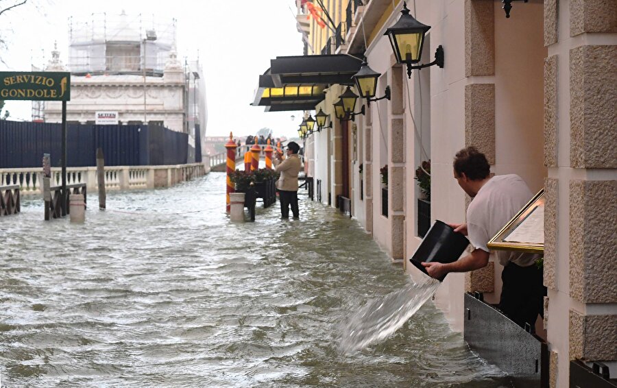 Venedikliler evlerinin içindeki suyu kovalarla temizlemeye çalışıyor. 

                                    
                                    
                                
                                