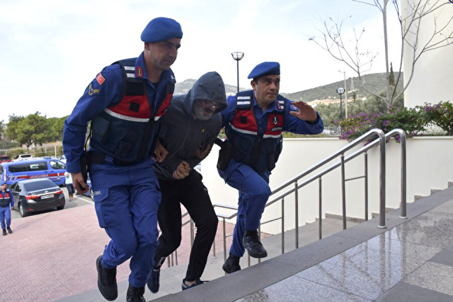 Tehdit ve darp iddiasıyla gözaltına alındı
50 yaşındaki ünlü sunucu Murat Başoğlu, eski eşi Hande Bermek'i ölümle tehdit ettiği ve yanındaki arkadaşını darp ettiği iddiasıyla Bodrum'da gözaltına alındı.