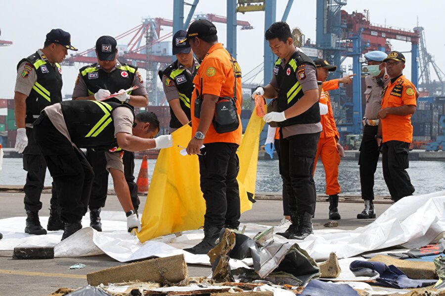 
                                    Endonezya'da 2014 yılında AirAsia Havayollarına ait yolcu uçağının Surabaya kentinden Singapur'a giderken Batı Kalimantan açıklarında denize düşmesi sonucu 162 kişi yaşamını yitirmişti.
                                