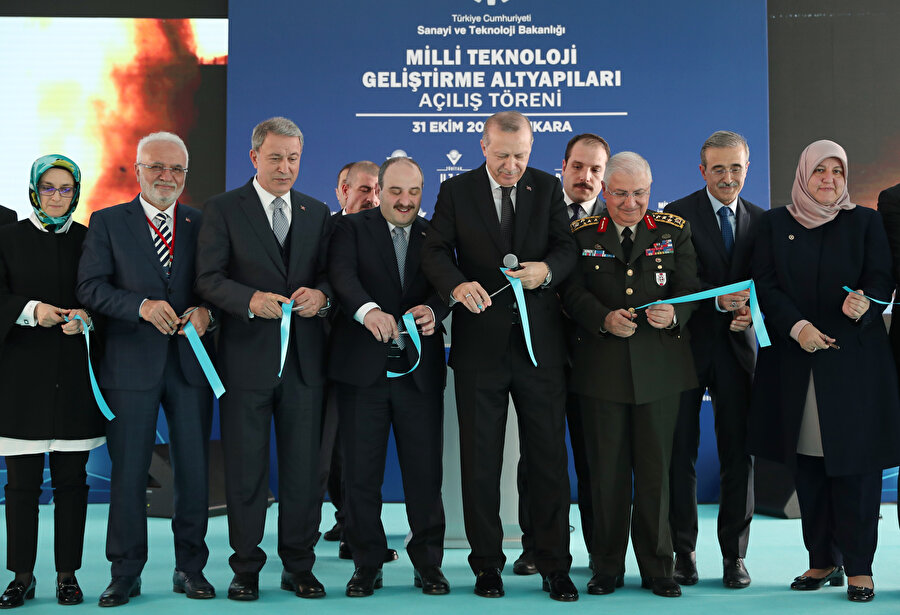 Milli hava savunma sisteminin adı "Siper"
Erdoğan, uzun menzilli bölgesel hava füze savunma sistemine olan ihtiyacın farklı vesilelerle gündeme geldiğini belirterek, bu sistemin Türkiye'nin güvenliği için önemine vurgu yaptı.