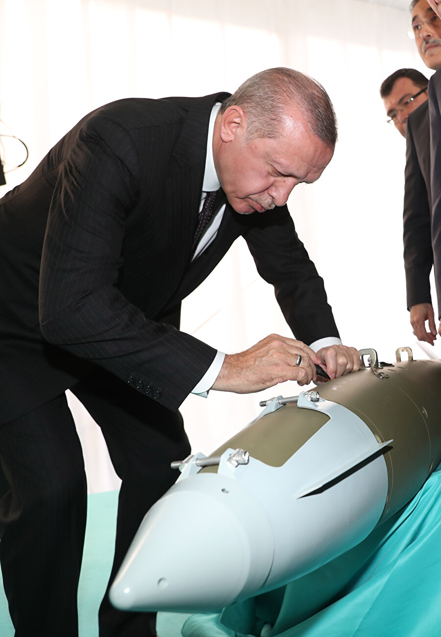 Milli uzun menzilli bölgesel hava füze savunma sistemi
Türkiye'yi zamanla bu alanda farklı bir lige çıkaracak projenin ilk adımının bugün atıldığını kaydeden Erdoğan, "Milli uzun menzilli bölgesel hava füze savunma sisteminin oluşturulmasına yönelik çalışmalar, Savunma Sanayi Başkanlığımızın öncülüğünde TÜBİTAK-SAGE, ASELSAN ve ROKETSAN tarafından başlatıldı. İlk teslimatların 2021 yılı sonunda gerçekleştirilmesi planlanıyor. Bugün ayrıca tarihi önemdeki bu projemizin ismini ilan ediyoruz. 'Siper' adıyla başlattığımız milli uzun menzilli bölgesel hava füze savunma sisteminin hayırlı olmasını diliyorum. Tabii bir savunma sistemi olduğu için adını da 'Siper' koyduk." ifadelerini kullandı.
