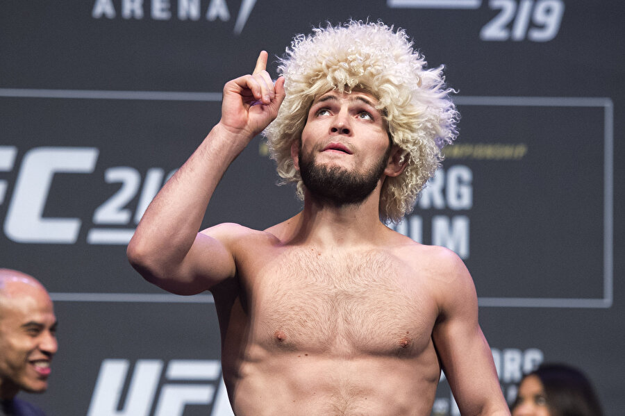 Habib Nurmagomedov, McGregor ile oynayacağı maçın tartımında gövde gösterisi yapıyor.