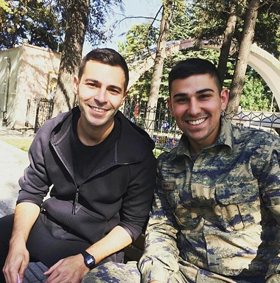 21 günlük bedelli askerlik yapan Hakan Sabancı ve asker arkadaşı...