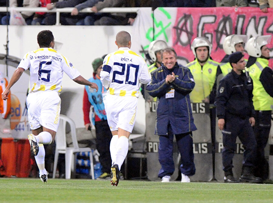 Vederson ve Alex de Souza, gol sevincini Zico ile paylaşmaya gidiyor.