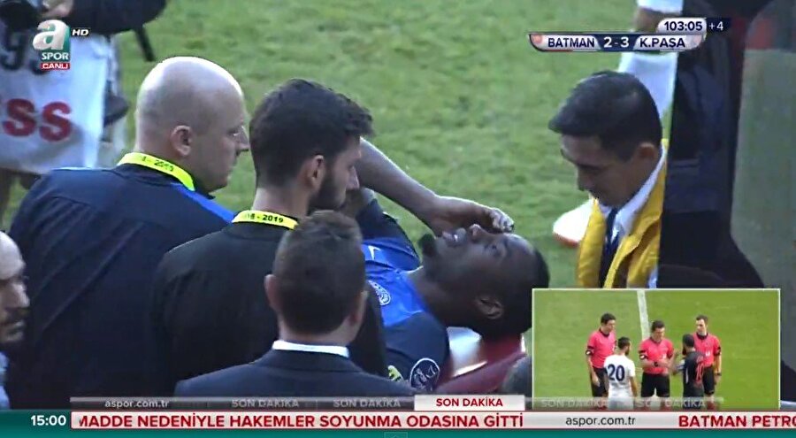 Ne olmuştu?
Batman Yeni Şehir Stadı'nda Kasımpaşa'nın 3-2 üstünlüğüyle devam eden karşılaşmanın 90+1. dakikasında tribünden atılan dolu plastik su şişesi 28 yaşındaki forvetin yüzüne isabet etmişti. İlk müdahalesi saha içinde yapılan Koita, kendisini kötü hissetmesi üzerine ambulansla hastaneye kaldırılmıştıKarşılaşmanın hakemi Özgür Yankaya, yaşanan olayın ardından maçı tatil etmişti.