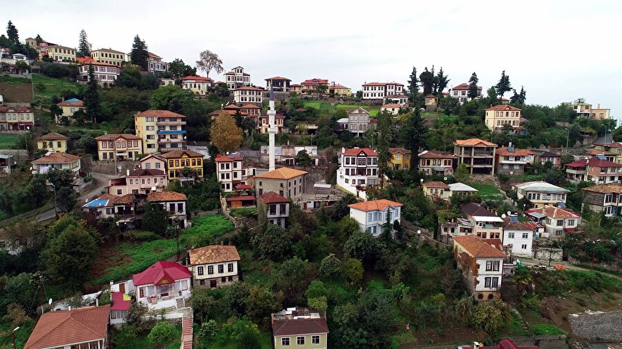 Roma ve Bizans izleri
Arnavut kaldırımlı sokakları, dik yokuşları ve dar meydanlarıyla tarihi görünümünü koruyan mahalle, Osmanlı döneminin yanı sıra Roma ve Bizans gibi farklı medeniyetlerin de izleri taşıyor.