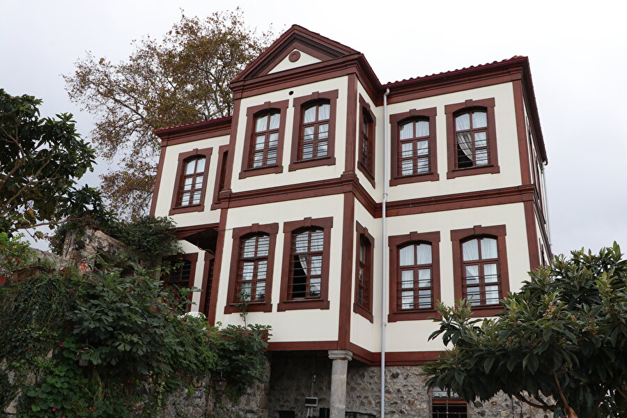 Osmanlı konut mimarisi

                                    Karadeniz'e gelen turistlerin son yıllarda ilk tercihleri arasında yer alan Ortamahalle, Osmanlı konut mimarisinin tipik özelliklerini taşıyan 120 tarihi evi ve restore edilen 8 konağıyla turistlere ev sahipliği yapıyor.
                                
