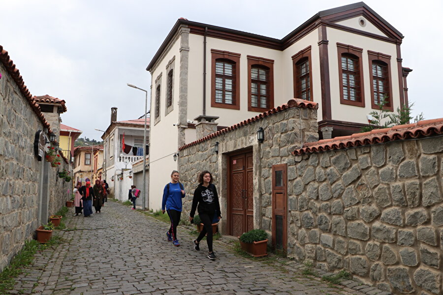 Yaz turizmi yoğun geçti
Turhan, yaz turizm sezonunun yoğun geçtiğini belirterek, şöyle devam etti:
"Turistlerimiz her mevsim geliyor. Özellikle hafta sonları çok kalabalık oluyor. İnsanlar geliyor, mahalleyi geziyor, yöresel lezzetleri tadıyorlar, ilgileri de bizleri sevindiriyor. Ortamahalle eşsiz manzarası, yöre kültür ve lezzetleriyle gerçekten görülmeye ve gezilmeye değer bir turizm alternatifi. Bu güzellikleri herkesin görmesini istiyoruz. Gelenlerin memnuniyet oranının yüksek olması da bizleri sevindiriyor. Amacımız gelen misafirlerimizin buradan memnun ayrılabilmelerini sağlamak ve onlara Ortamahalle'nin güzelliklerini sunabilmektir. Elimizden geleni de bu kapsamda yapıyoruz."