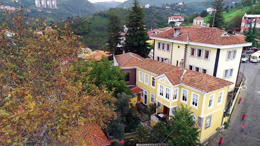 "İzmir'in Alaçatı sokakları varsa, Akçaabat'ın Ortamahalle sokakları var"
Şeyma Özaksu da Ortamahalle konaklarının kesinlikle gezilip görülmesi gerektiğine dikkati çekerek, şunları kaydetti:
"Kuymak, kaygana gibi yöresel lezzetleri de çok güzel. Bence tarihi yaşamak, mavi ve yeşili görmek, sıcakkanlı insanlarla iç içe olmak isteyenler için burası çok güzel bir fırsat. Her şeyi çok güzel. Nasıl ki İzmir'in Alaçatı sokakları varsa burada da Akçaabat'ın Ortamahalle sokakları var. Oradan bir farkı yok. İnsanlara tavsiye ediyorum, gelip mutlaka burayı görmeliler."