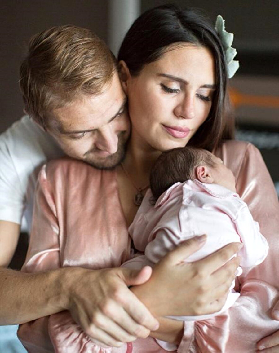Caner Erkin, oyuncu eşi Şükran Ovalı ile olan evliliğinden Mihran Ela adında bir kız çocuğu sahibi oldu.