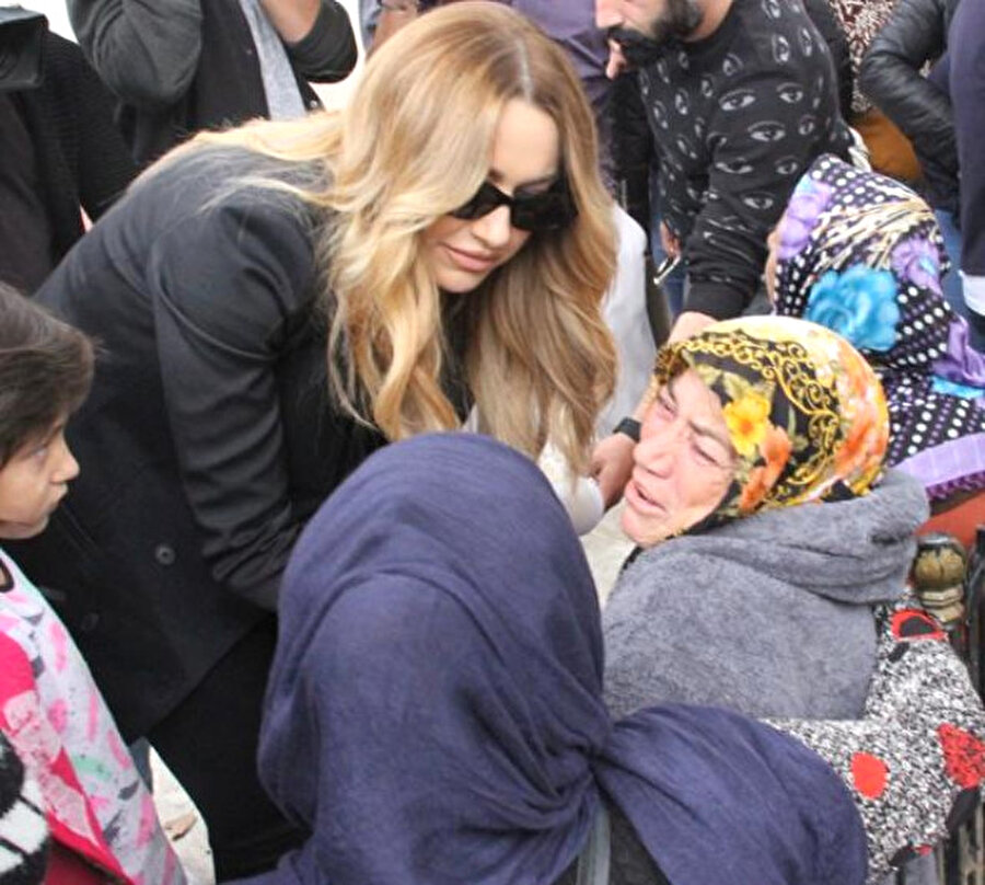 Kızı için son bir istekte bulundu

                                    Nazar Nur Kaya'nın acılı annesi, cenaze töreninde gözyaşları içinde Hadise'den bir istekte bulundu. Kızının Hadise için şarkı sözü yazdığı söyleyen acılı anne, şarkıcıdan kızı için okumasını istedi. 
                                