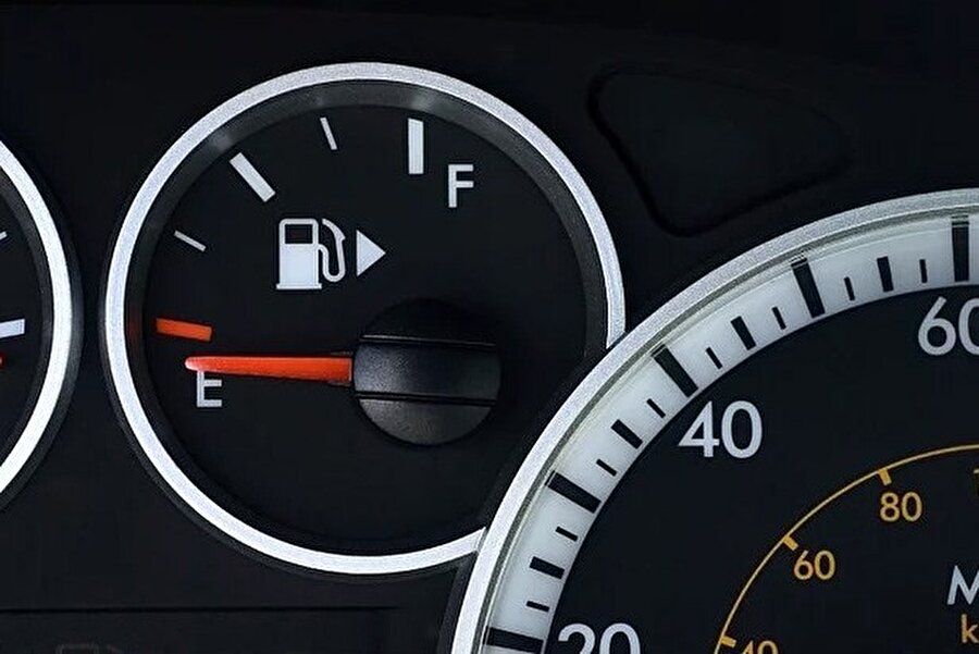 Depo kapağını işaret ediyor

                                    
                                    
                                    
                                
                                Tüm araba modellerinde yer almayan benzin göstergesindeki küçük ok, benzin deposu kapağının arabanızın ne tarafında (sağ ya da sol) olduğunu gösterir.
                                
