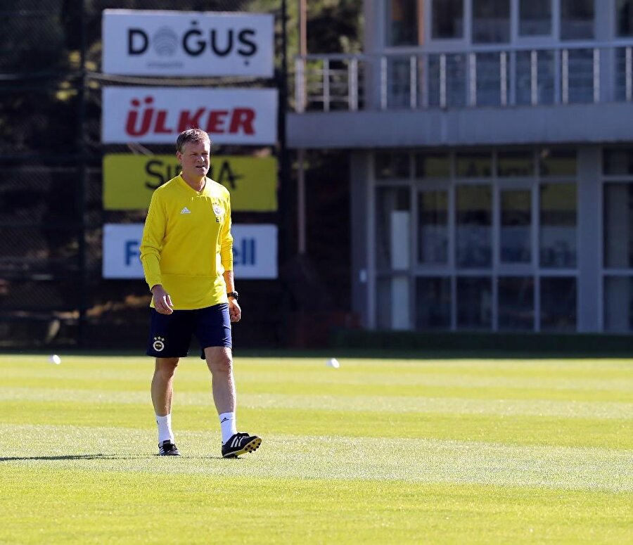 İşte, Galatasaray derbisinde Fenerbahçe'nin başında yer alacak Erwin Koeman'ın yaptığı tercihlerle ilgili açıklamaları:

                                    "Benim için sürpriz yok. Türkiye'nin en büyük derbisine çıkıyoruz. Keyif almak istiyoruz. Hafta boyunca iyi idmanları geride bıraktık. Öz güvenimiz yüksek değil. Performansınızı üst seviyeye çıkarmak için biraz baskıya da ihtiyacımız var."
                                