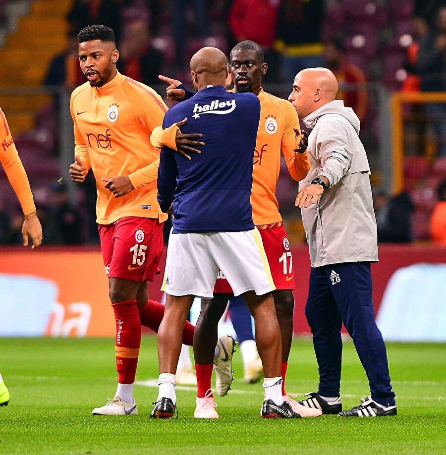 Fenerbahçe forması giyen Andre Ayew, Ryan Donk'u işaret ederek tepkisini dile getiriyor.