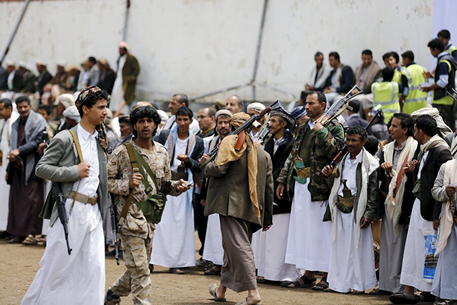 Husilerden savaşı durdurma çağrılarına cevap
Yemen'deki İran destekli Husiler, Birleşmiş Milletlerin (BM) ülkedeki savaşı durdurmak için ciddi, inandırıcı ve tarafsız her türlü çabasına olumlu yaklaşmaya hazır olduklarını duyurdu. Husilerin sözcüsü Muhammed Abdusselam, yazılı açıklamayla, ABD'nin Yemen'deki tüm taraflara 30 gün içinde ateşkes yapmak ve savaşı sonlandırmak için ciddi müzakerelere başlama çağrısına cevap verdi.