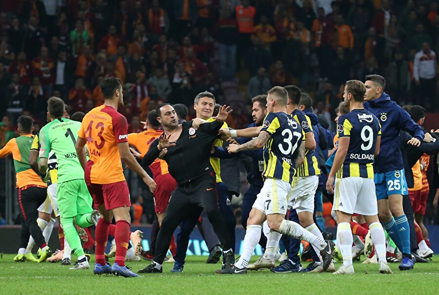 Galatasaray yardımcı antrenörü Hasan Şaş, maç sonunda oyuncular arasında çıkan arbedede böyle görüntülendi.