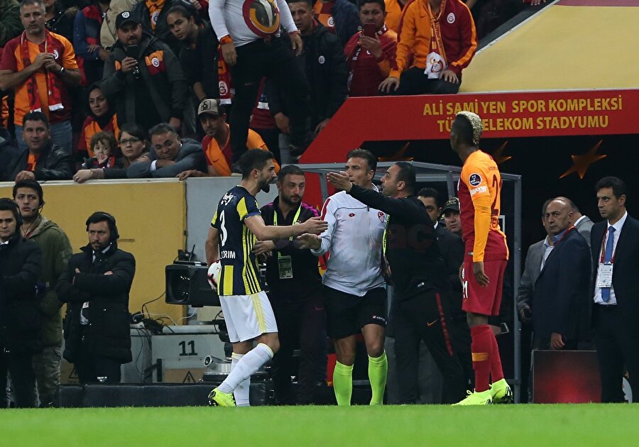 İkinci yarıda temponun yükselmesiyle sinirler gerildi ve Hasan Ali Kaldırım, Hasan Şaş'la tartıştı.

                                    
                                    
                                    
                                    
                                
                                
                                
                                