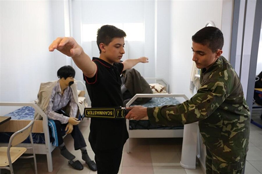 Hamitler TOKİ Mesleki ve Teknik Anadolu Lisesi’nde Adalet bölümünü okuyan öğrenciler mezun olduktan sonra adliyede infaz koruma memurluğu, mübaşirlik ve zabıt katipliği alımlarında öncelikli hak elde ediyor.