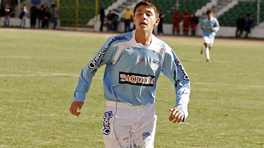 Birinci liglerde oynayan en genç profesyonel futbolcu unvanını, 12 yaşındayken Bolivya liginde Aurora Kulübünün formasını giyen Mauricio Baldivieso, 2009'dan beri elinde tutuyor.

