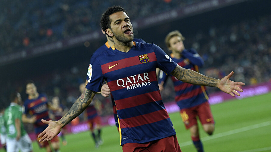 Sağ bek: Dani Alves

                                    
                                