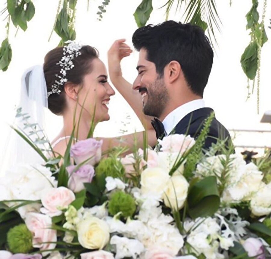 Haziran 2017'de nikah masasına oturdular
Bebek sahibi olmak istediği için uzun süredir dizi ya da film projelerinde yer almayan Fahriye Evcen ile Burak Özçivit, 3.5 yıllık birlikteliklerini Haziran 2017'de evlilikle taçlandırmıştı.