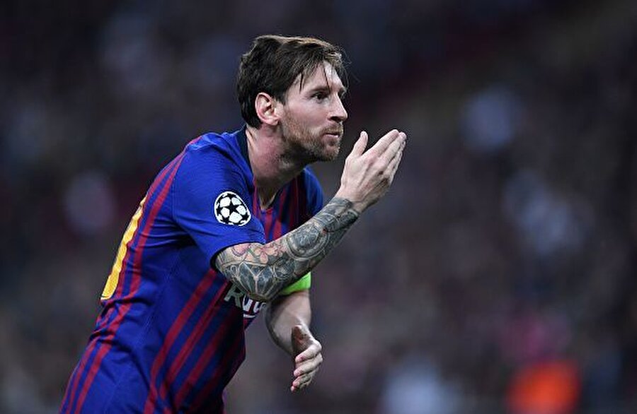Sağ açık: Lionel Messi

                                    
                                