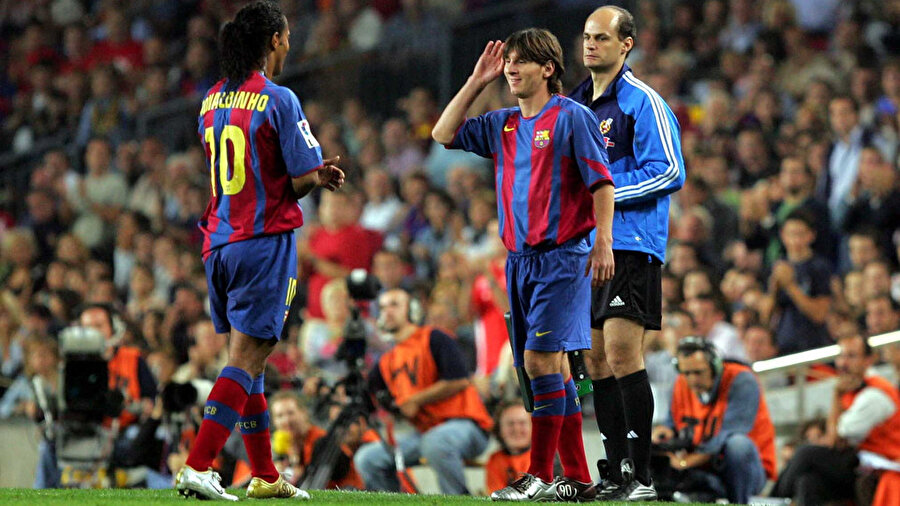 Lionel Messi oyundan çıkan Ronaldinho'nun yerine oyuna giriyor.