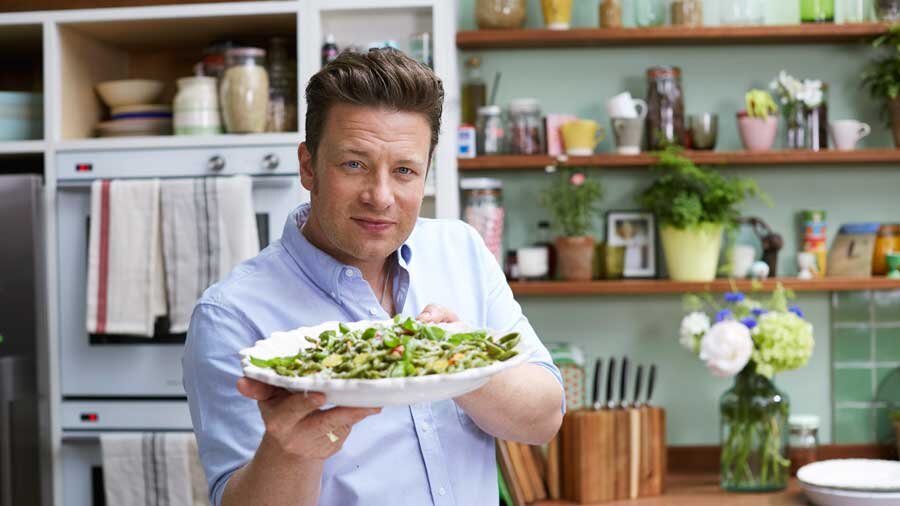 Nusret'ten tarif öğrenmek istiyor

                                    Hürriyet'in haberine göre; Türkiye'ye gelen Jamie Oliver, Nusret'ten bir tarif öğrenmek istediğini söyleyerek şöyle konuştu: 

"Çok kere izledim YouTube’da yemek yapışını. Çok iyi bir aşçı, çok seviyorum. Mükemmel, kocaman, leziz yemekler yapıyor." 
                                