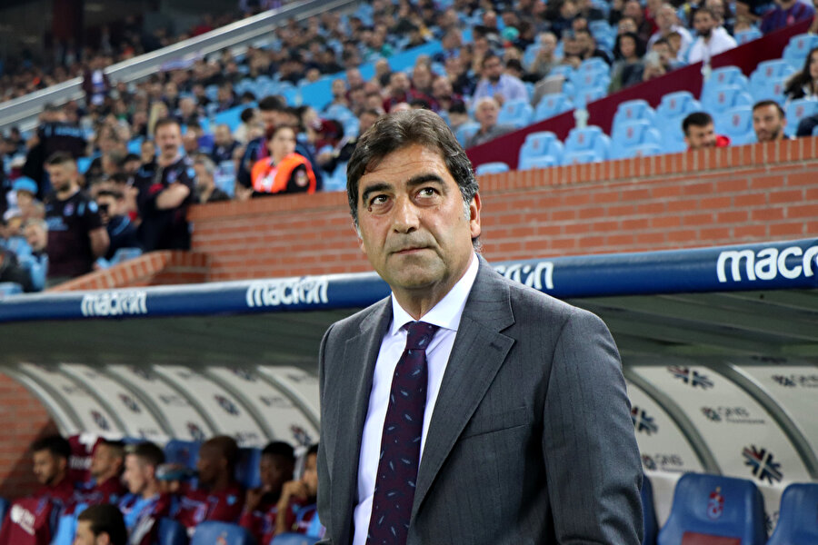 Ünal Karaman, karşılaşma öncesinde yedek kulübesinin önünde stadı gözlemliyor...