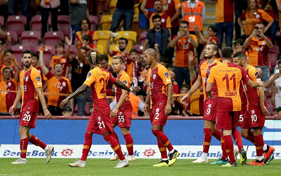Galatasaraylı oyuncular gol sonrası sevinirken.