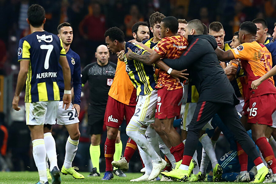 GARRY RODRIGUES

                                    Olaylarda yer alan bir başka isim olan Garry Rodrigues de, saldırının minimum karşılığı olan 5 maçlık ceza ile karşı karşıya kaldı.
                                