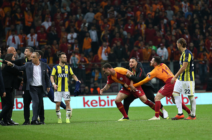 HANDE SÜMERTAŞ
Fatih Terim'in iletişim ekibinde bulunan Hande Sümertaş, yeşil zemine girme izinleri bulunmamasına rağmen girmesi nedeniyle "talimatlara aykırı hareket" kapsamında kurula sevk edildi. Sonunda bir uyarı gelmesi muhtemel.