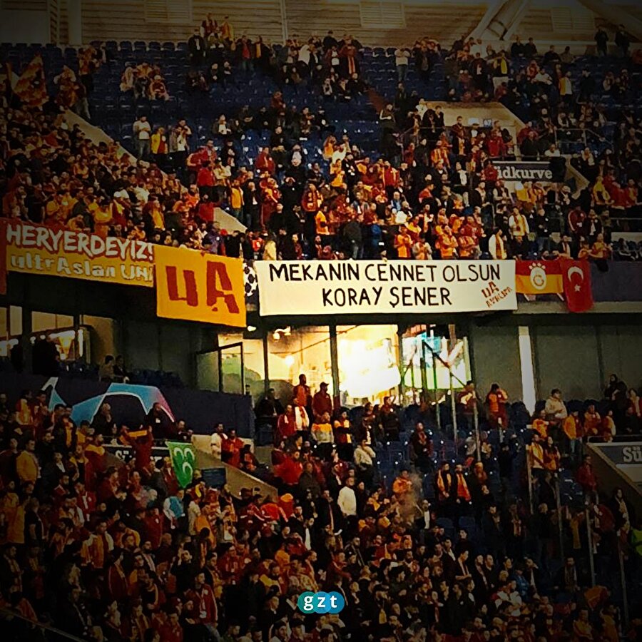 Galatasaray tribünlerinde yer alan Koray Şener pankartı.